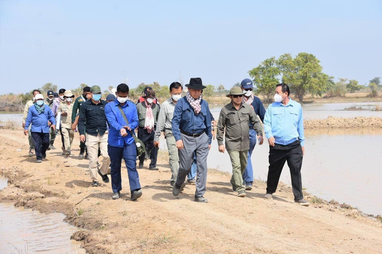 ទាក់ទងទៅនឹងព័ត៌មានថា អាជ្ញាធរស្រុកឯកភ្នំដឹកនាំកម្លាំងបំផ្លាញដំណាំស្រូវពលរដ្ឋ, រដ្ឋបាលស្រុកឯកភ្នំបញ្ជាក់ថា ពលរដ្ឋបង្កបង្កើនផលលើដីព្រៃលិចទឹកដែលជាតំបន់អភិរក្ស ហើយអាជ្ញាធរបានចុះហាមឃាត់ជាច្រើនលើកច្រើនសាររួចមកហើយ!