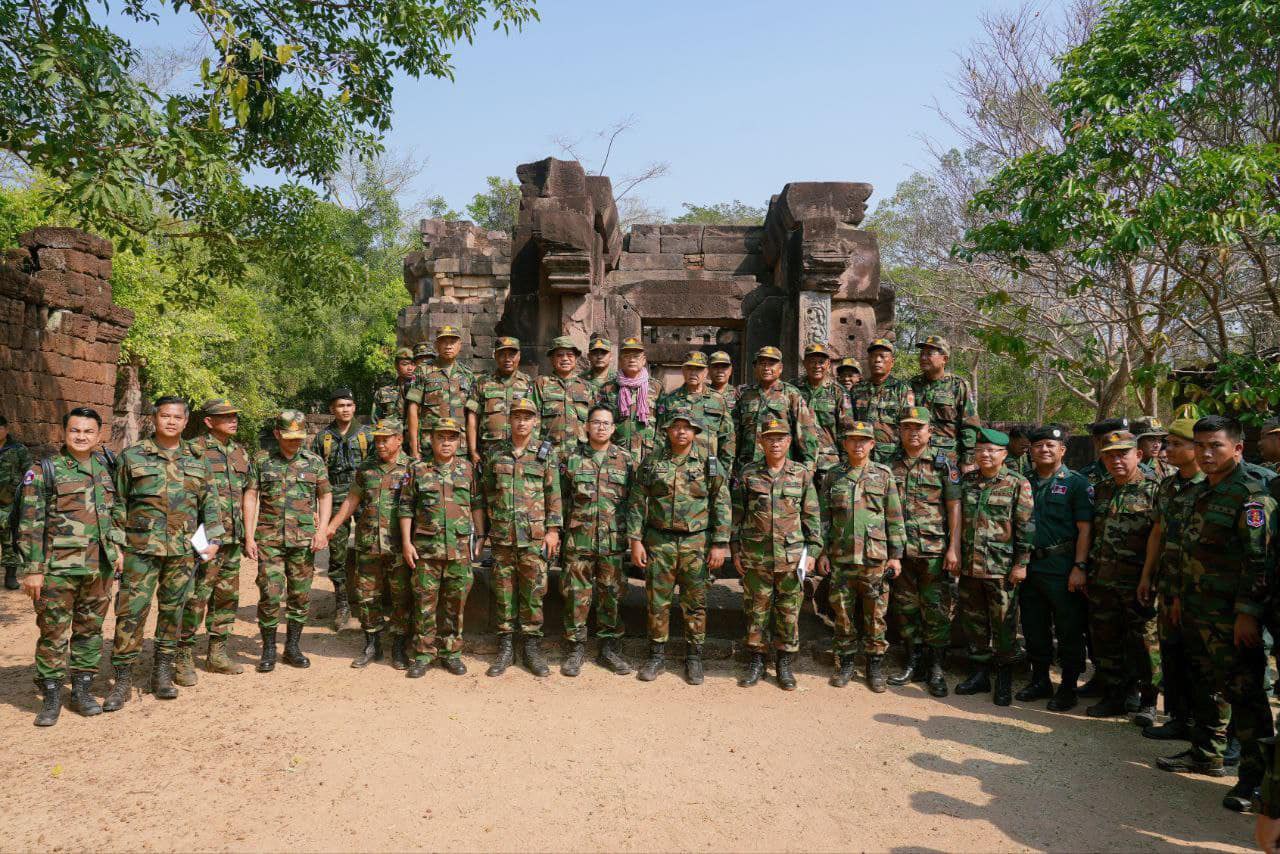 មេបញ្ជាការកងទ័ពជើងគោកកម្ពុជា អញ្ជើញចុះត្រួតពិនិត្យវឌ្ឍនភាពការងារ និងសាកសួរសុខទុក្ខកងទ័ពឈរជើងប្រចាំទិសទី១ និងទិសទី២ តាមខ្សែបន្ទាត់ព្រំដែន កម្ពុជា-ថៃ