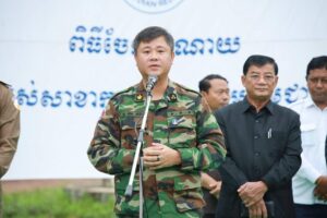 ឧត្តមសេនីយ៍ឯក ហ៊ុន ម៉ានិត តំណាងសម្ដេចបវរធិបតី ហ៊ុន ម៉ាណែត ចុះសួរសុខទុក្ខ និងនាំយកអំណោយមនុស្សធម៌ជូនពលរដ្ឋដែលជម្លៀសខ្លួនមកកាន់ទីសុវត្ថិភាព ក្នុងភូមិតាកឹង ឃុំថ្មី ស្រុកគូលែន ក្រោយប៉ះទង្គិចគ្នាជាមួយកងទ័ពថៃ