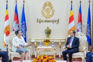 ឯកឧត្តម វង្សី វិស្សុត ឧបនាយករដ្ឋមន្ត្រីប្រចាំការ អនុញ្ញាតឱ្យលោកស្រី Alissar Chaker តំណាងកម្មវិធីអភិវឌ្ឍន៍អង្គការសហប្រជាជាតិ(UNDP) ប្រចាំព្រះរាជាណាចក្រកម្ពុជា ចូលជួបសម្តែងការគួរសម និងជម្រាបលា