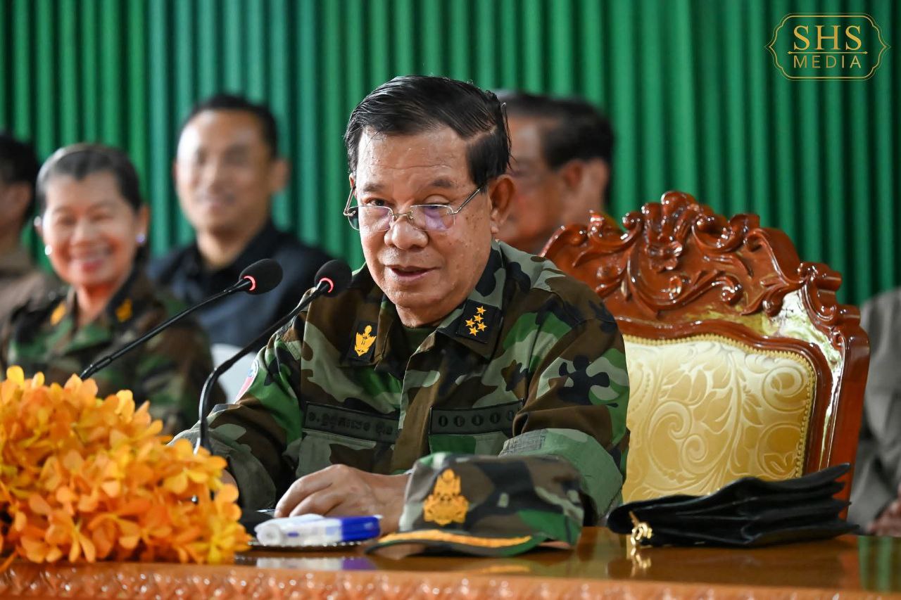 សម្តេចតេជោ ហ៊ុន សែន ណែនាំប្រជាពលរដ្ឋជីកលេណដ្ឋានដើម្បីការពារខ្លួននិងកុំភ្លេចការបង្កបង្កើនផល ព្រោះថាអាចនឹងមានសង្គ្រាមយូរបើសិនមិនមានការផ្លាស់ប្ដូរមេដឹកនាំក្រុងបាងកកនោះទេ