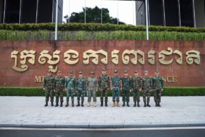 ក្រសួងការពារជាតិសម្របសម្រួលជូនក្រុមអ្នកសង្កេតការណ៍អន្តរជាតិ (IOT) រួមមាន ម៉ាឡេស៊ី ឥណ្ឌូនេស៊ី ឡាវ ហ្វីលីពីន និងវៀតណាម ដឹកនាំដោយអនុព័ន្ធយោធាម៉ាឡេស៊ីប្រចាំនៅចាំកម្ពុជាធ្វើដំណើរទៅខេត្តពោធិ៍សាត់ដើម្បីផ្ទៀងផ្ទាត់និងរាយការណ៍អំពីស្ថានភាពព្រំដែនក្រោយបទឈប់បាញ់