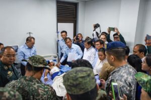 ក្រុមអ្នកសង្កេតការណ៍អាស៊ាន (AOT) ចុះពិនិត្យប្រជាជនស៊ីវិលកម្ពុជាដែលរងរបួសដោយសារការបាញ់ប្រហាររបស់យោធាថៃដែលកំពុងសម្រាកព្យាបាលនៅមន្ទីរពេទ្យកម្ពុជា-ជប៉ុន មង្គលបុរី